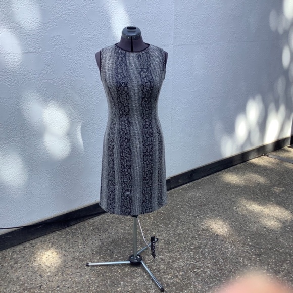 Sleeveless black and white Tahari dress - Picture 4 of 10